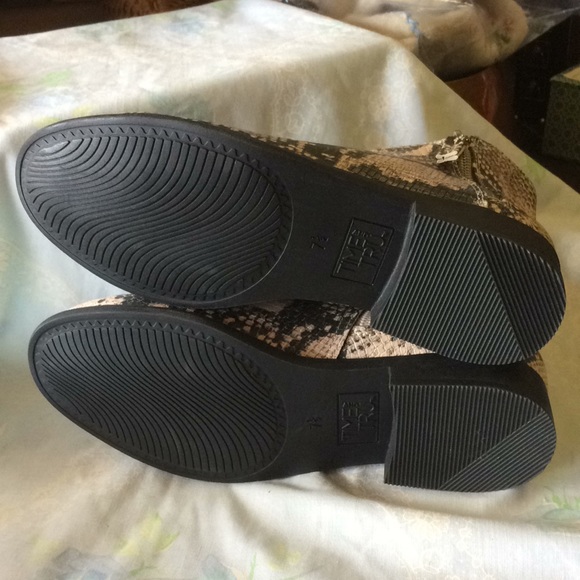 Faux snakeskin unworn ankle boots - Picture 3 of 6